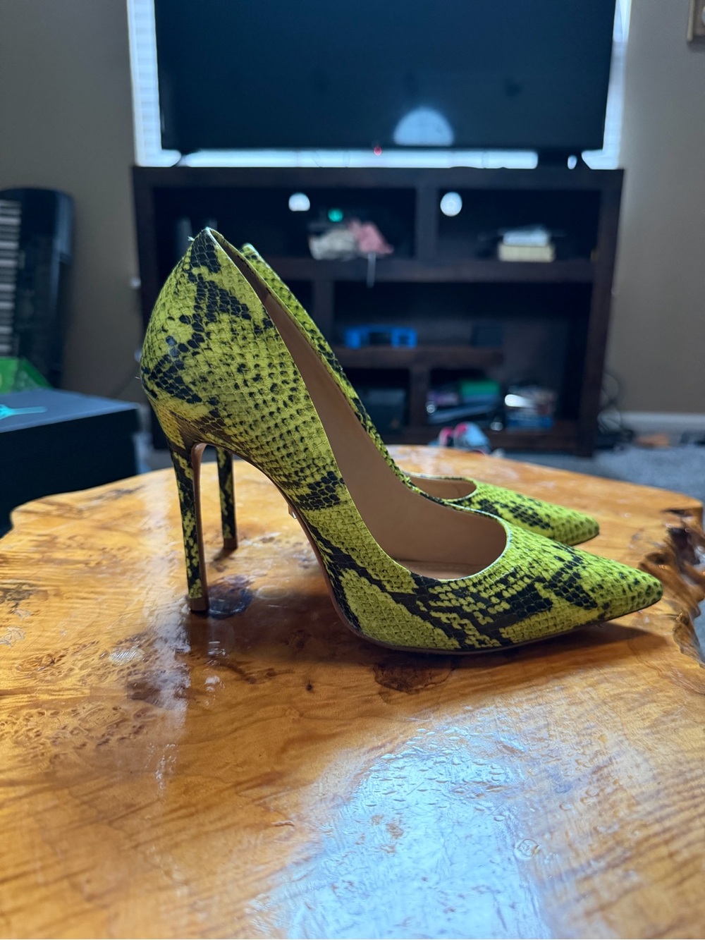 Schutz Lou Neon Yellow Embossed Snakeskin Leather Pump Heels 7.5 - Picture 3 of 7